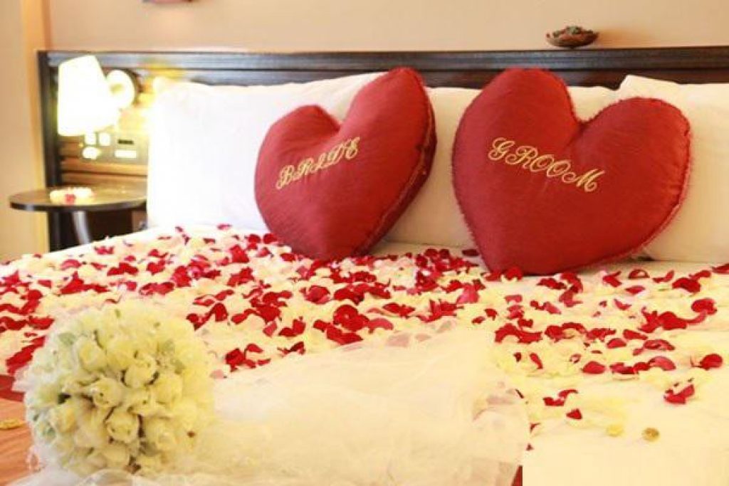 Trang trí giường cưới bằng hoa