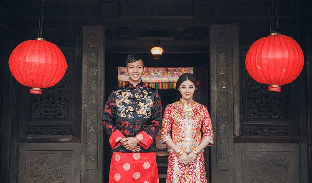 Mẫu áo cưới Trung Quốc Áo cưới Trung Quốc với những hoạ tiết độc đáo và sắc màu trang trí truyền thống luôn thu hút ánh nhìn từ khắp nơi trên thế giới. Hãy cùng xem những mẫu áo cưới Trung Quốc đẹp nhất với chất liệu cao cấp và thiết kế độc đáo để tìm cho mình bộ trang phục đẹp nhất trong ngày cưới của mình.