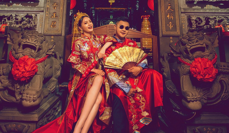 Áo cưới Trung Quốc được thiết kế với nhiều hoa văn, đính kết và tầng váy trang trí tinh xảo. Những bức ảnh cưới với bộ trang phục này sẽ khiến bạn liên tưởng đến sự kỳ vĩ và đẳng cấp của Trung Quốc truyền thống.