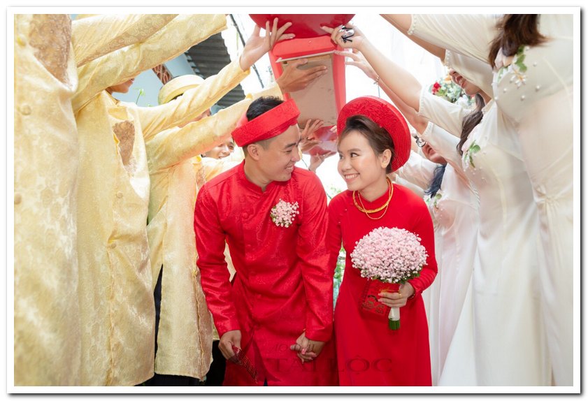 Áo dài cưới đỏ giúp nhân vật chính nổi bật