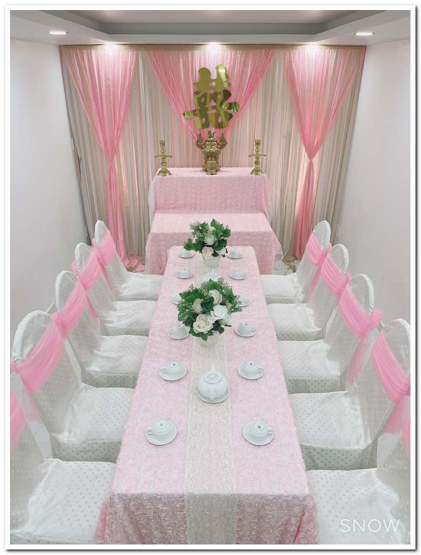 Trang trí bàn cưới đơn giản tông màu hồng phấn nhẹ nhàng