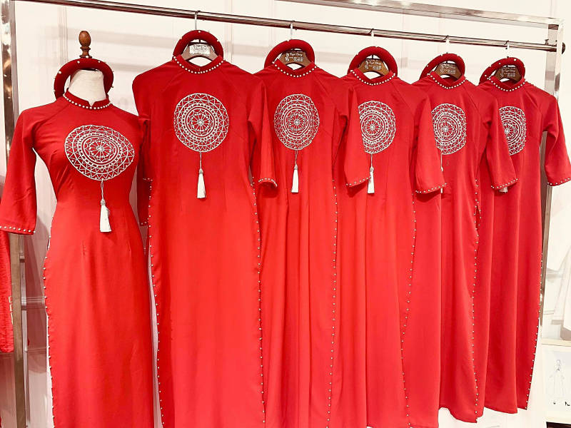 Áo dài màu đỏ với chất liệu vải lụa dày dặn