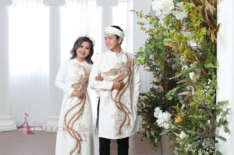Áo dài cặp cô dâu chú rể trắng gấm kết phụng 