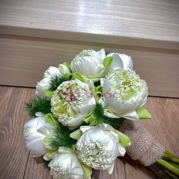 Bó hoa cưới sen trắng câm tay cô dâu V17