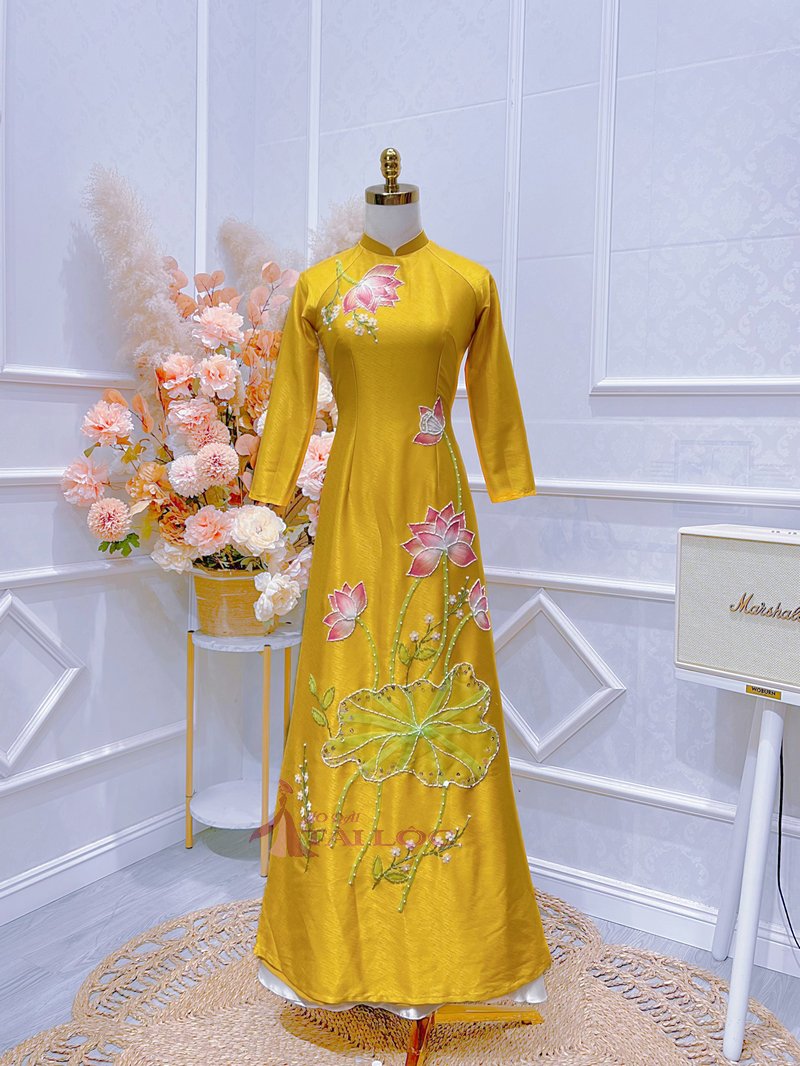 Khám phá về áo dài bà sui vàng lụa thêu sen hồng - VL316