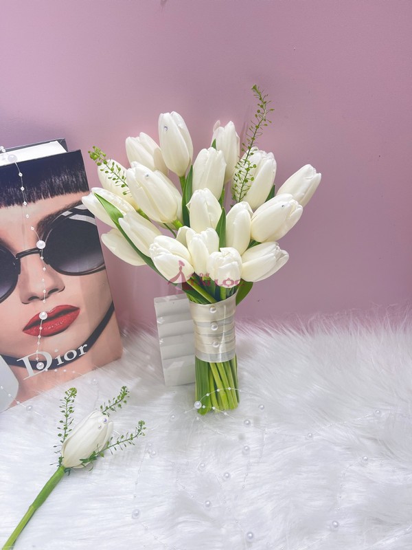 Bó hoa cưới cầm tay tulip trắng cô dâu đẹp V56