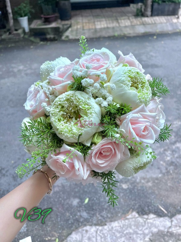 Bó hoa cưới hoa hồng dâu mix chung sen trắng V39