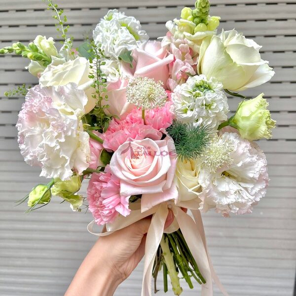 Bó hoa cưới hoa hồng trắng mix hoa kèm cát tường xoắn và mỏm sói trắng V54