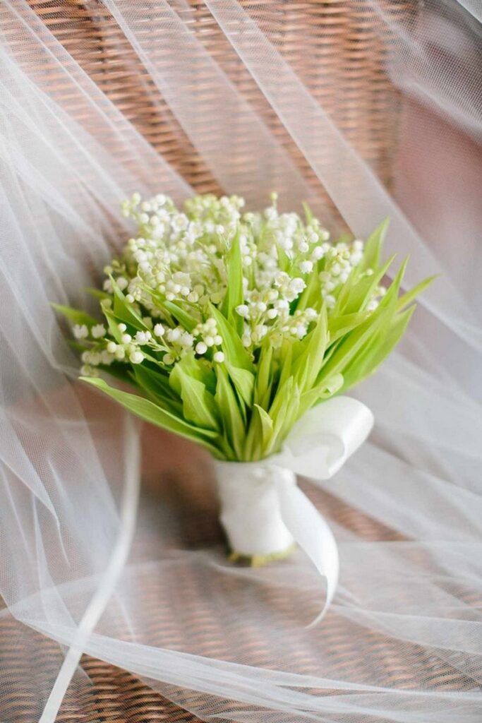 Bó hoa cưới linh lan đơn giản