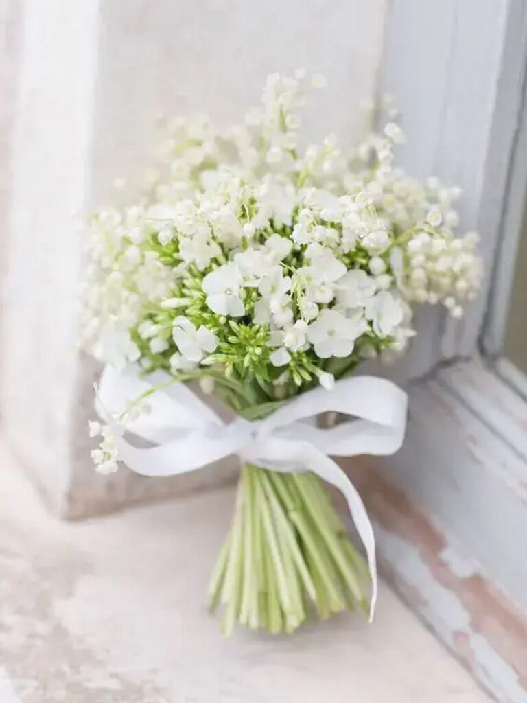 Bó hoa cưới linh lan mix với các loài hoa khác làm điểm nhấn
