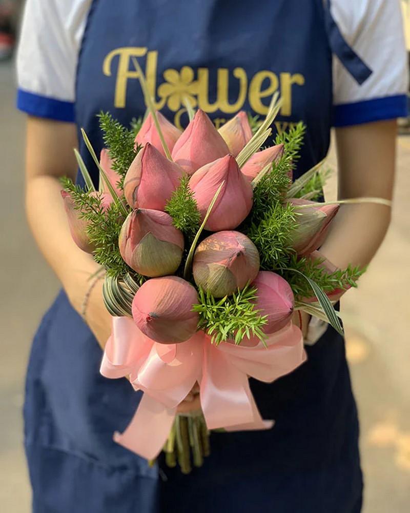 Bó hoa cưới sen đơn giản