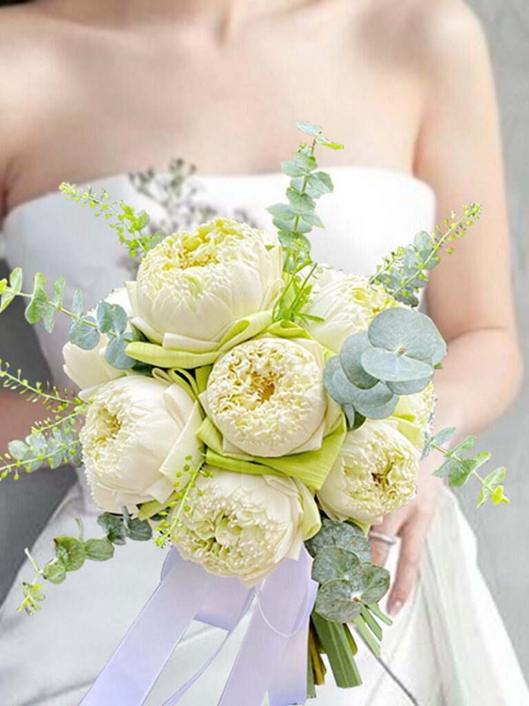 Bó hoa cưới sen theo phong cách cascade