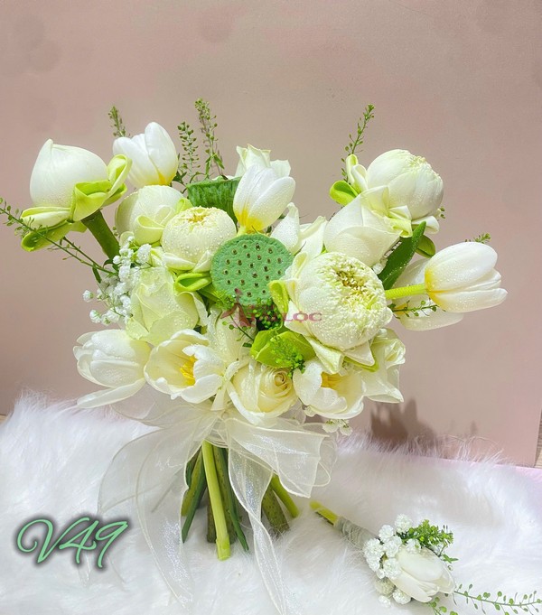 Bó hoa cưới tulip trắng mix hoa sen trắng và đài sen V49