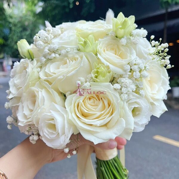 Bó hoa hồng cưới trắng cồ cầm tay cô dâu đẹp V19