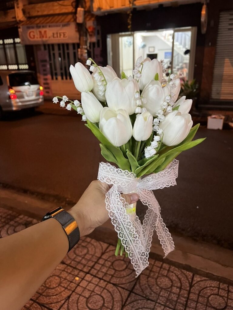 Bó hoa linh lan và hoa tulip