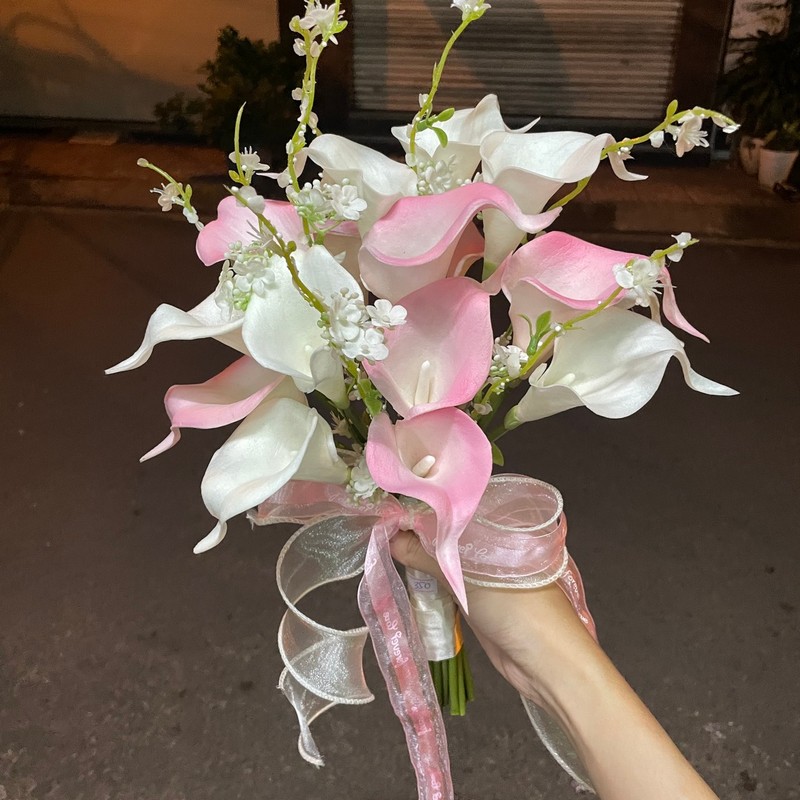 Bó hoa rum kết hợp với hoa lan hồ điệp