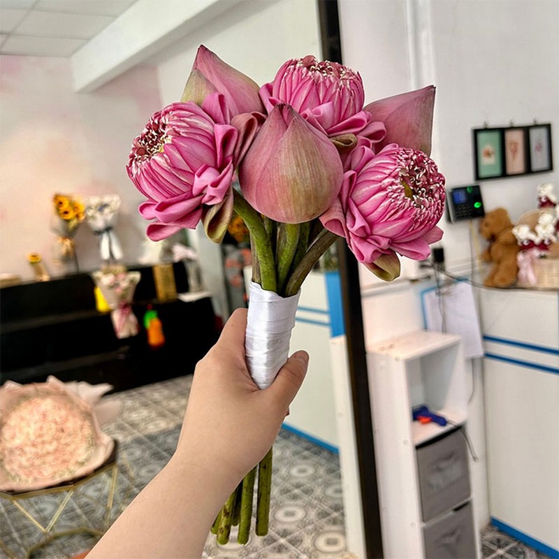 Cách bó hoa cưới cầm tay hoa sen cho cô dâu