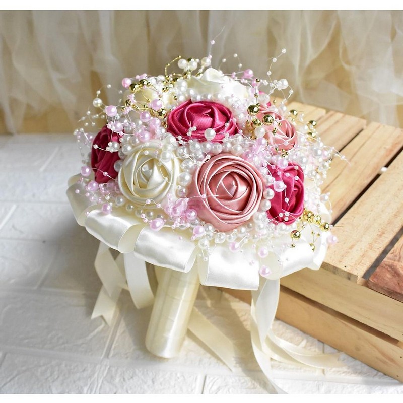 chọn hoa handmade làm hoa cưới