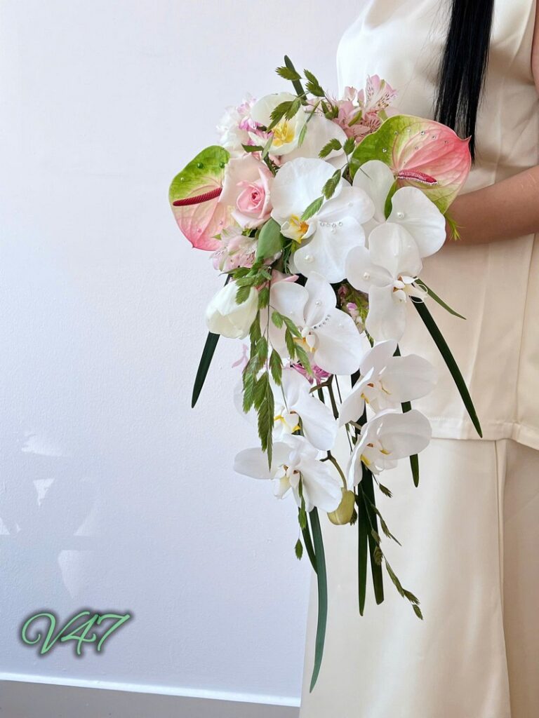 Bó hoa cưới cô dâu lan hồ điệp mix môn viền cao cấp V47 - 1.500.000 VNĐ