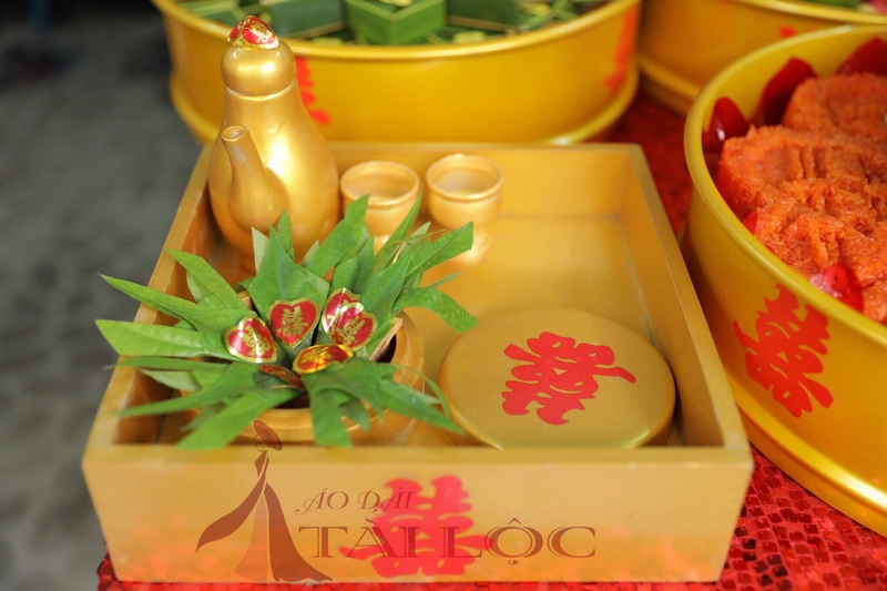 khay trà rượu cưới vàng