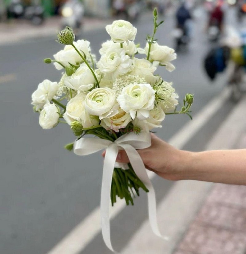 Bó Hoa Mao Lương Cầm Tay Cô Dâu