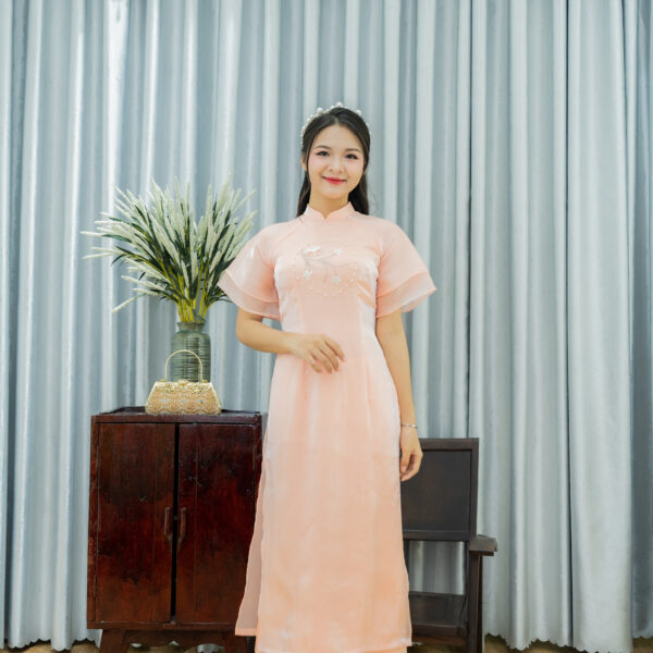 Áo dài bưng quả hồng hoa đào trắng tay bèo