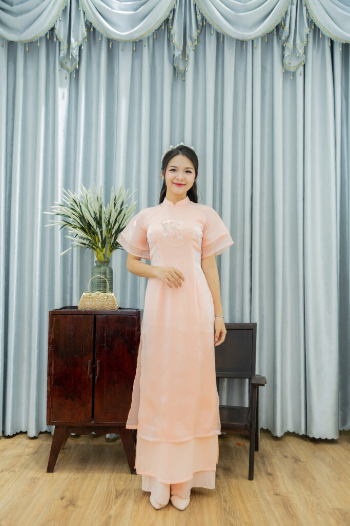 Áo dài bưng quả hồng hoa đào trắng tay bèo