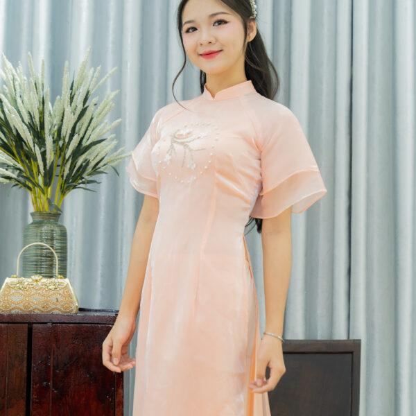 Áo dài bưng quả hồng hoa đào trắng tay bèo