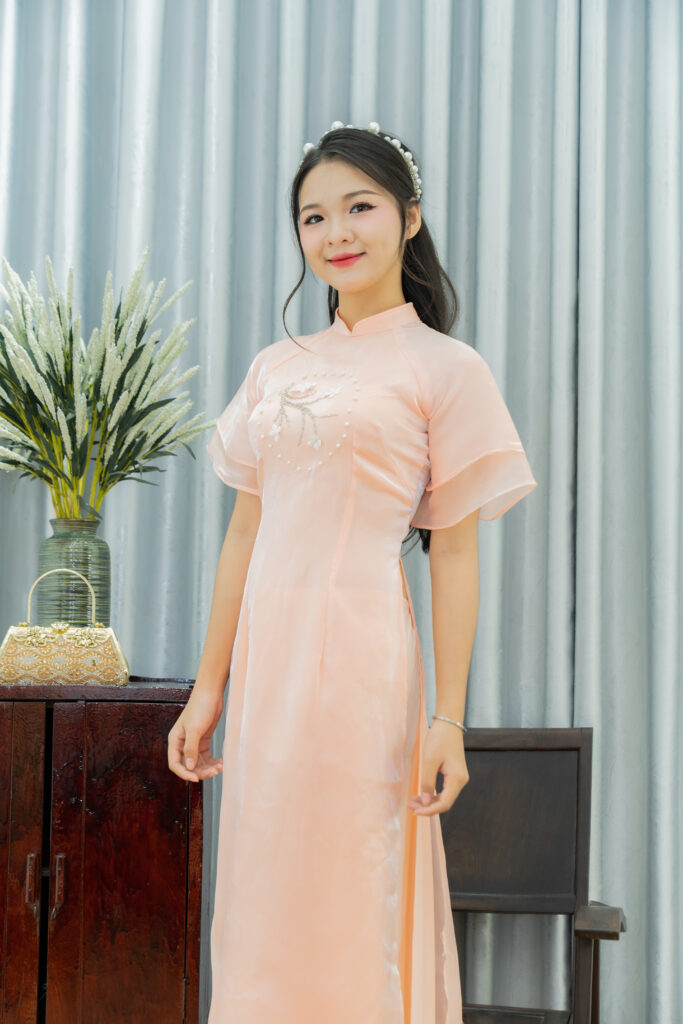Áo dài bưng quả hồng hoa đào trắng tay bèo