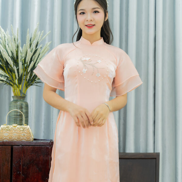 Áo dài bưng quả hồng hoa đào trắng tay bèo