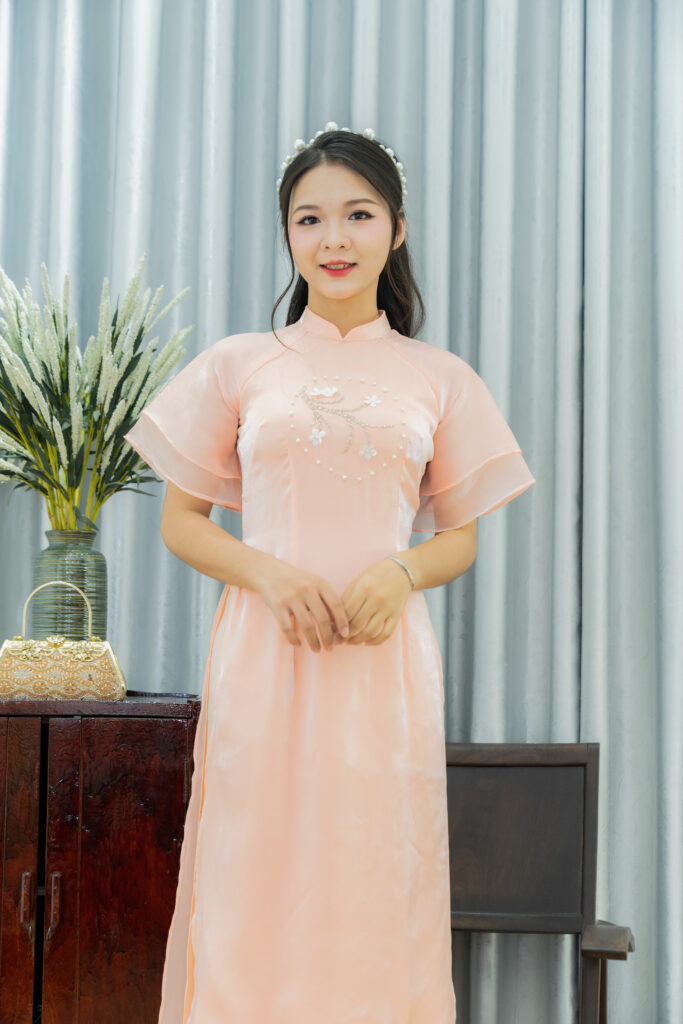Áo dài bưng quả hồng hoa đào trắng tay bèo